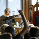 8. september: Kronprinsesse Mette-Marit og forfatter Lars Joachim Grimstad holder lesestund for 40 barn fra 5. klasse på Ruseløkka skole på «leselystslottet» Oscarshall i Oslo (Foto: Heiko Junge, NTB scanpix)